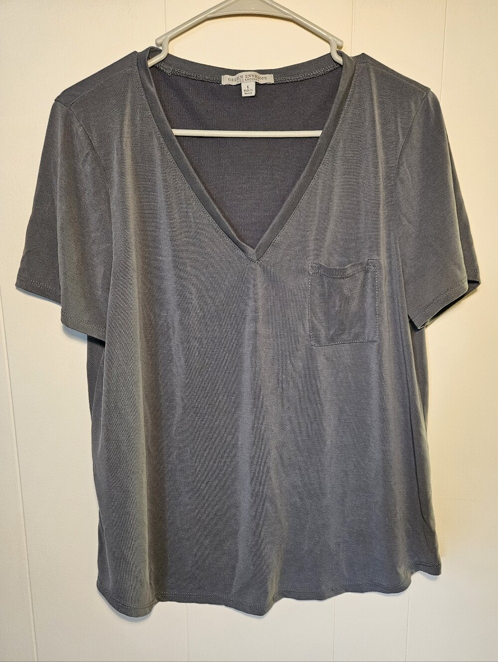 Green Envelope Men's V-Neck Tee in Grey with Pocket